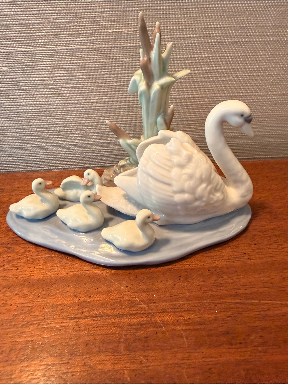 Lladró #5722 Swan with Cygnets Porcelain Figurine – Hand Made in Spain